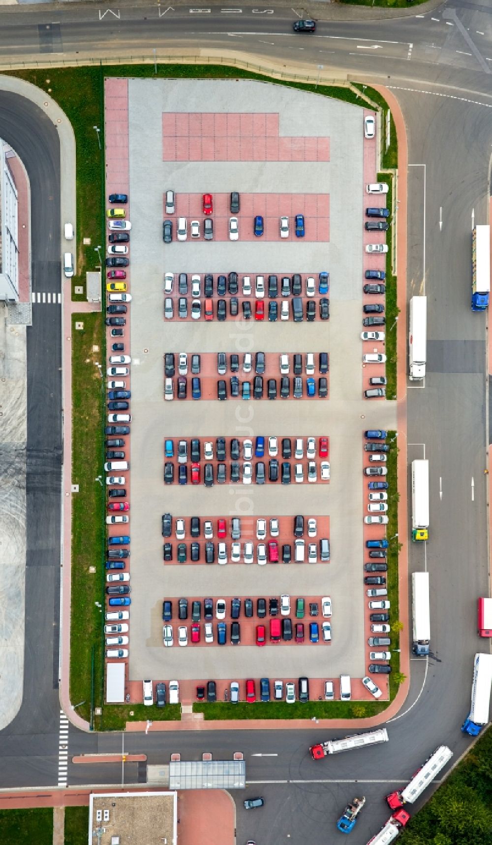 Übach-Palenberg von oben - Pkw- und Kraftfahrzeug- Parkplatz- Fläche in Übach-Palenberg im Bundesland Nordrhein-Westfalen