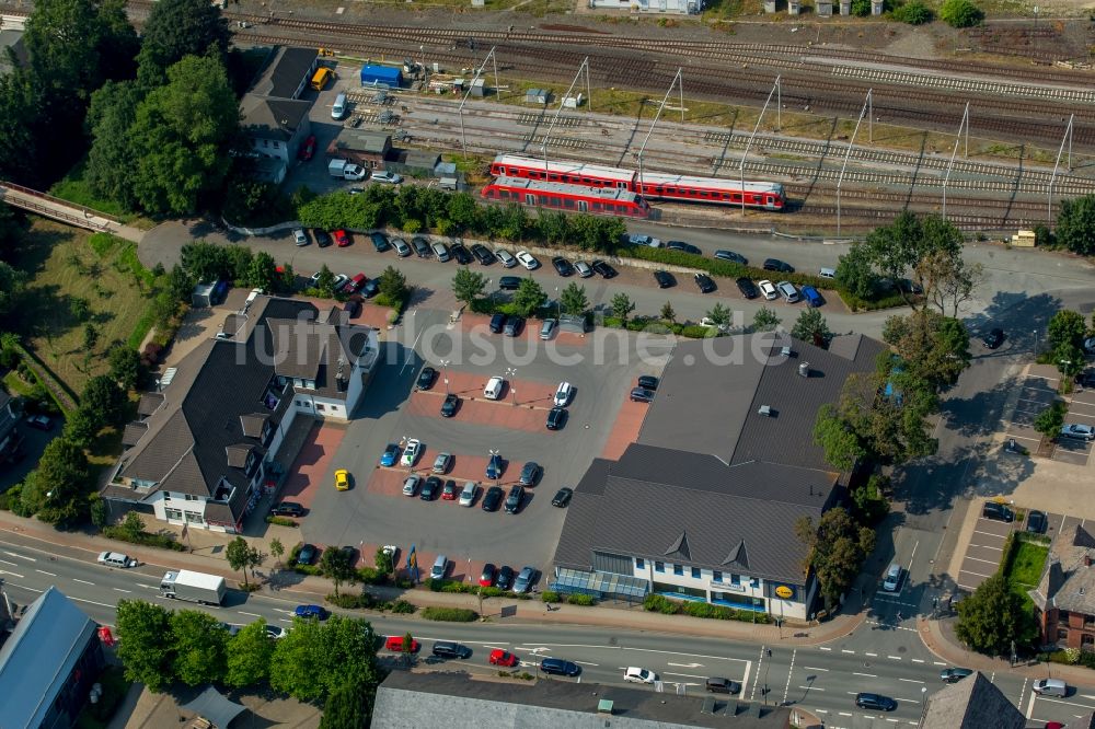 Bestwig von oben - Pkw- und Kraftfahrzeug- Parkplatz- Fläche in Bestwig im Bundesland Nordrhein-Westfalen