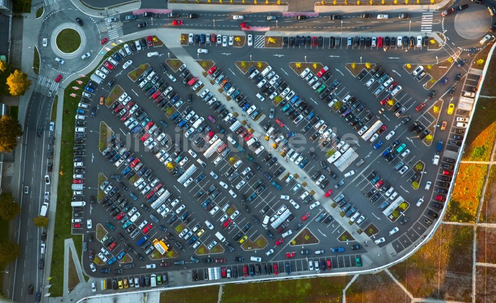 Essen von oben - Pkw- und Kraftfahrzeug- Parkplatz- Fläche in Essen im Bundesland Nordrhein-Westfalen