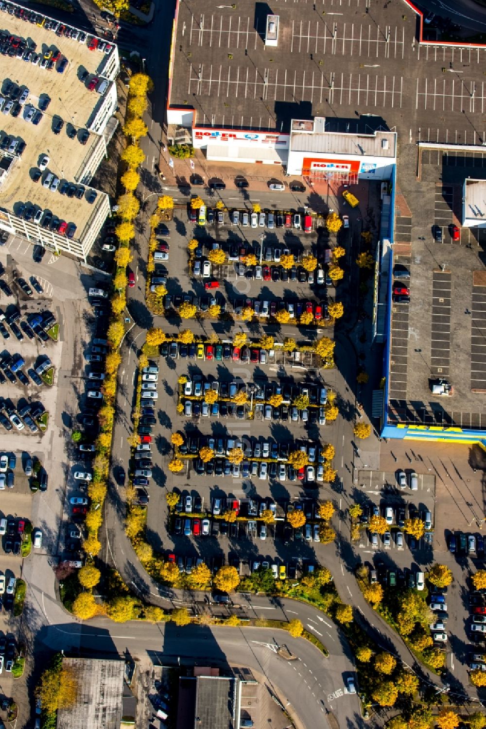 Essen aus der Vogelperspektive: Pkw- und Kraftfahrzeug- Parkplatz- Fläche in Essen im Bundesland Nordrhein-Westfalen