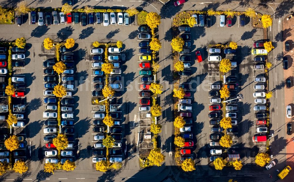 Luftaufnahme Essen - Pkw- und Kraftfahrzeug- Parkplatz- Fläche in Essen im Bundesland Nordrhein-Westfalen