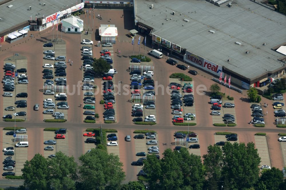 Garbsen aus der Vogelperspektive: Pkw- und Kraftfahrzeug- Parkplatz- Fläche in Garbsen im Bundesland Niedersachsen