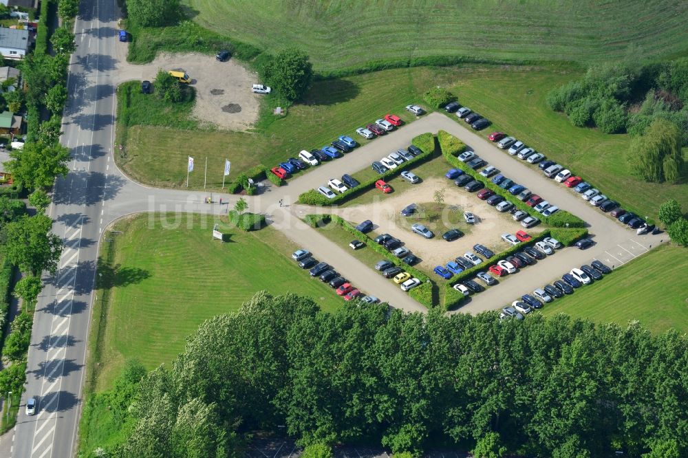 Schwerin aus der Vogelperspektive: Pkw- und Kraftfahrzeug- Parkplatz- Fläche der Hochschule der BA Bundesagentur für Arbeit in Schwerin im Bundesland Mecklenburg-Vorpommern