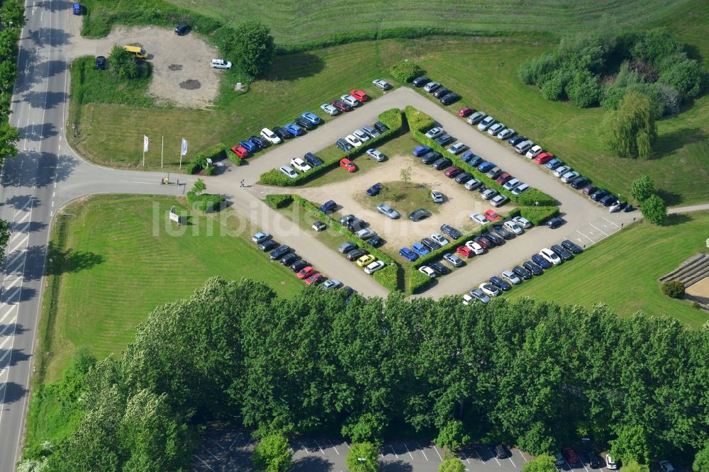 Luftbild Schwerin - Pkw- und Kraftfahrzeug- Parkplatz- Fläche der Hochschule der BA Bundesagentur für Arbeit in Schwerin im Bundesland Mecklenburg-Vorpommern