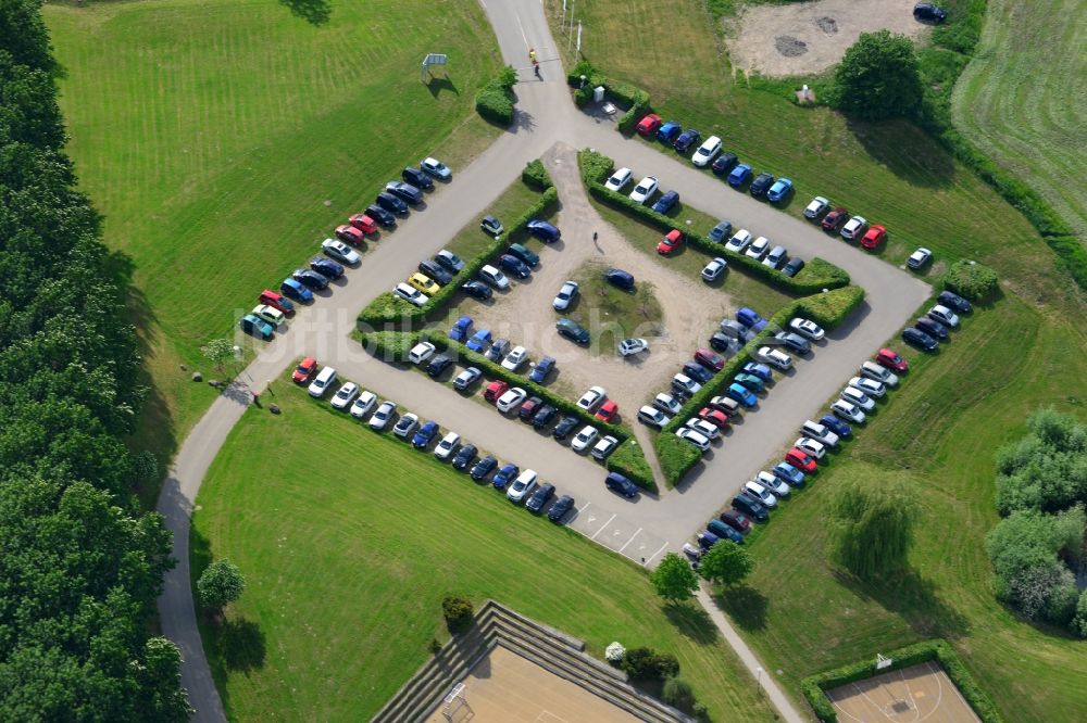 Schwerin von oben - Pkw- und Kraftfahrzeug- Parkplatz- Fläche der Hochschule der BA Bundesagentur für Arbeit in Schwerin im Bundesland Mecklenburg-Vorpommern