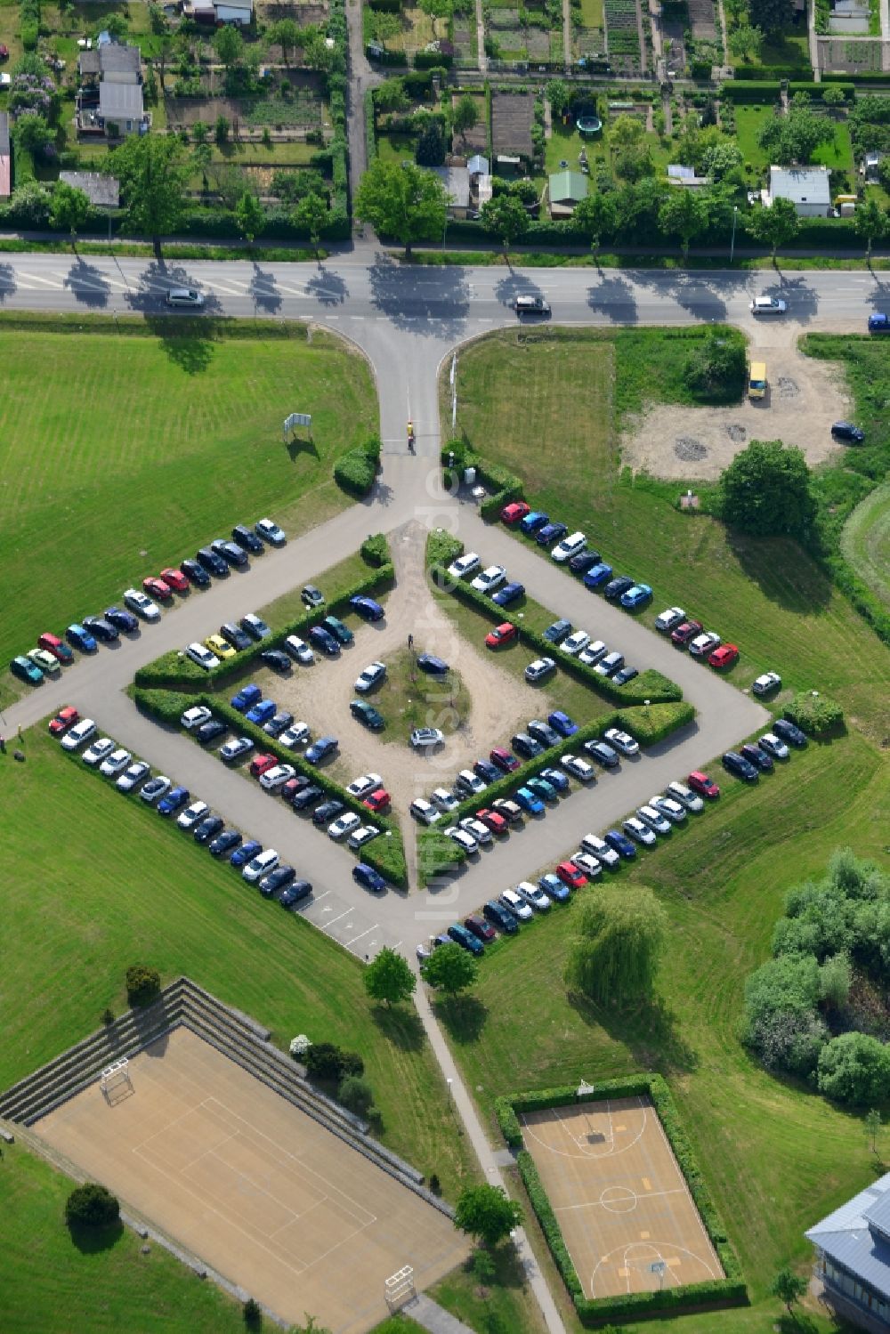 Luftbild Schwerin - Pkw- und Kraftfahrzeug- Parkplatz- Fläche der Hochschule der BA Bundesagentur für Arbeit in Schwerin im Bundesland Mecklenburg-Vorpommern