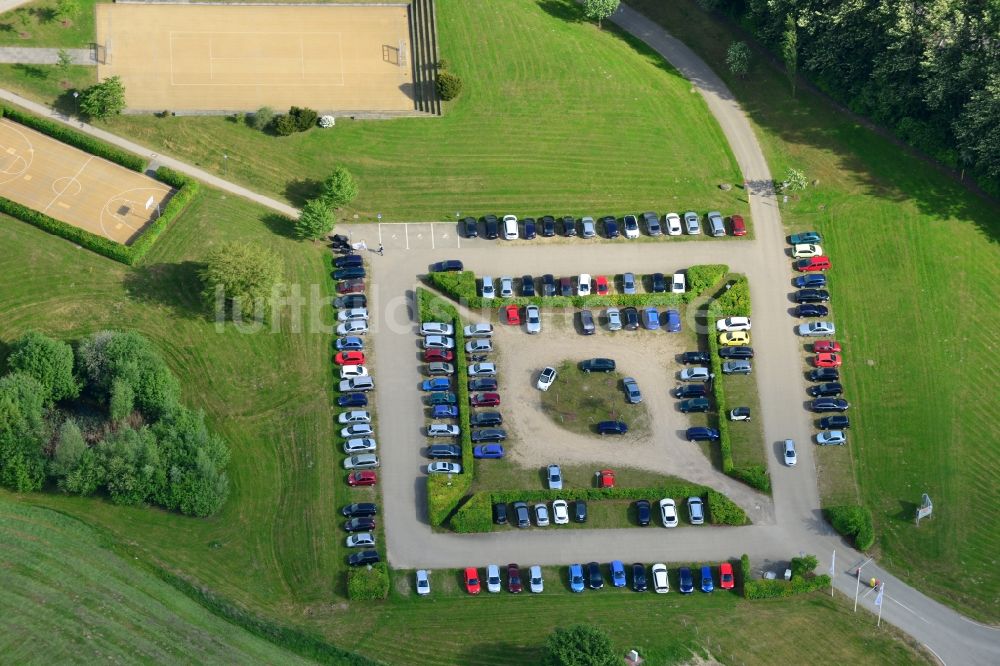 Schwerin aus der Vogelperspektive: Pkw- und Kraftfahrzeug- Parkplatz- Fläche der Hochschule der BA Bundesagentur für Arbeit in Schwerin im Bundesland Mecklenburg-Vorpommern