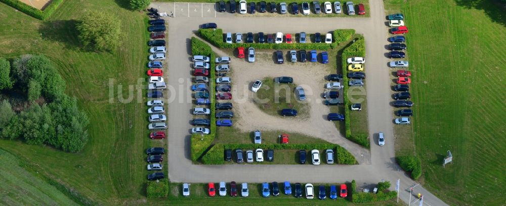 Luftbild Schwerin - Pkw- und Kraftfahrzeug- Parkplatz- Fläche der Hochschule der BA Bundesagentur für Arbeit in Schwerin im Bundesland Mecklenburg-Vorpommern