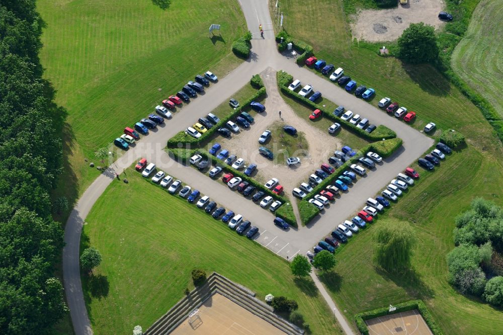 Schwerin aus der Vogelperspektive: Pkw- und Kraftfahrzeug- Parkplatz- Fläche der Hochschule der BA Bundesagentur für Arbeit in Schwerin im Bundesland Mecklenburg-Vorpommern