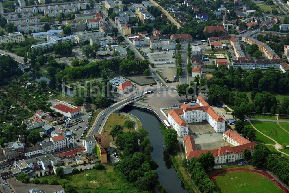 Oranienburg von oben - Pkw- und Kraftfahrzeug- Parkplatz- Fläche in Oranienburg im Bundesland Brandenburg