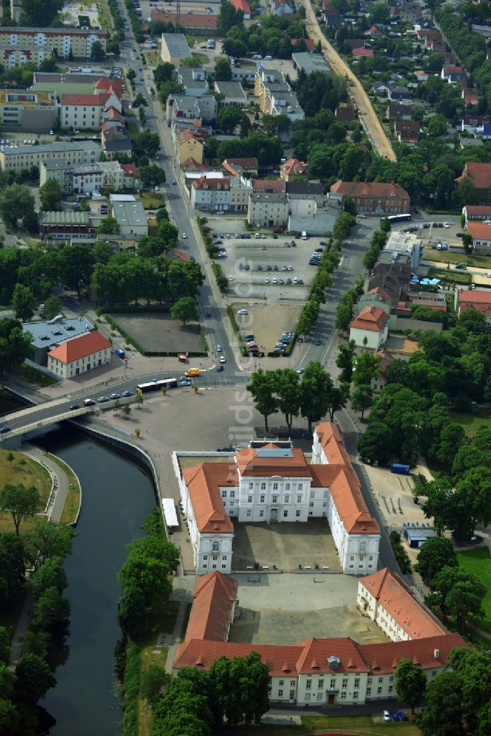 Oranienburg aus der Vogelperspektive: Pkw- und Kraftfahrzeug- Parkplatz- Fläche in Oranienburg im Bundesland Brandenburg