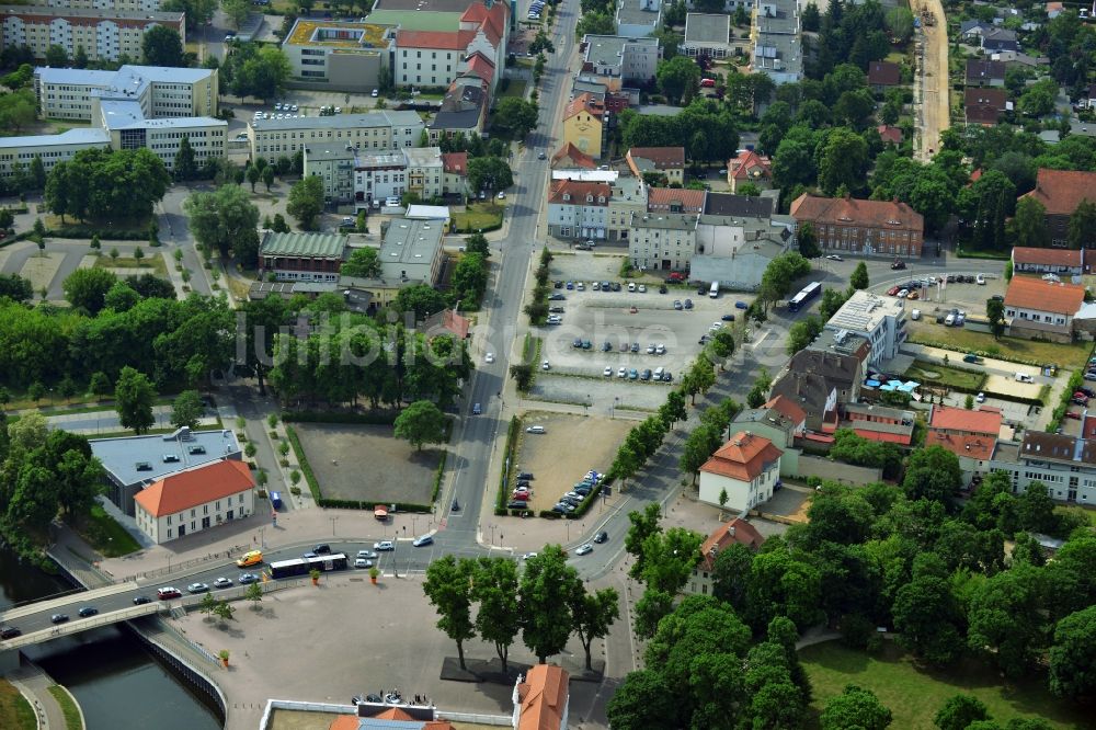 Luftaufnahme Oranienburg - Pkw- und Kraftfahrzeug- Parkplatz- Fläche in Oranienburg im Bundesland Brandenburg