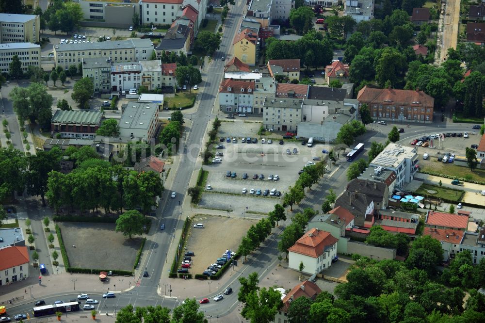 Oranienburg von oben - Pkw- und Kraftfahrzeug- Parkplatz- Fläche in Oranienburg im Bundesland Brandenburg