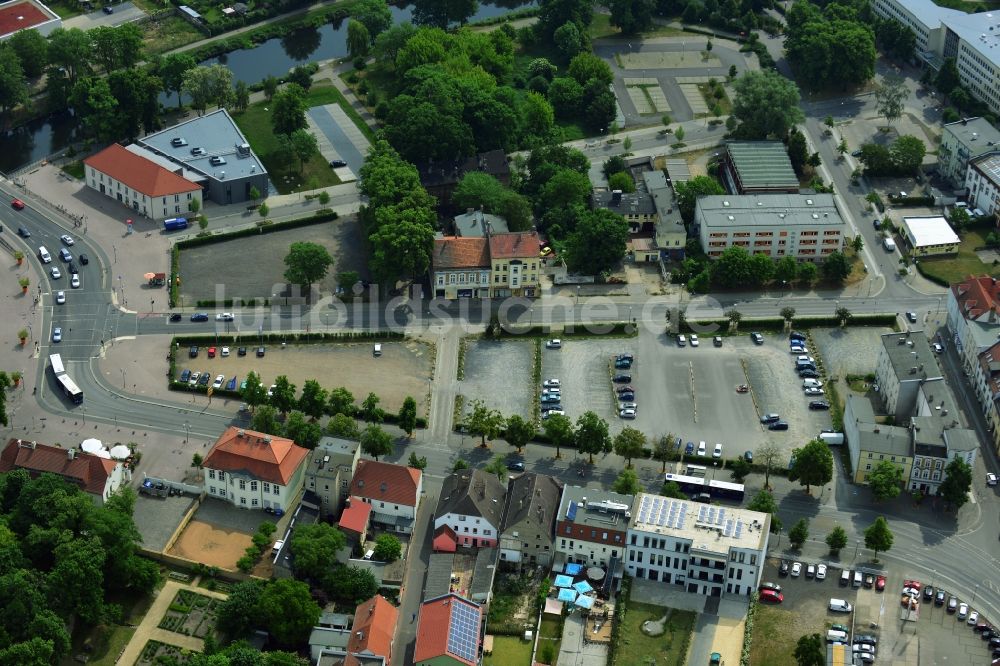 Oranienburg aus der Vogelperspektive: Pkw- und Kraftfahrzeug- Parkplatz- Fläche in Oranienburg im Bundesland Brandenburg