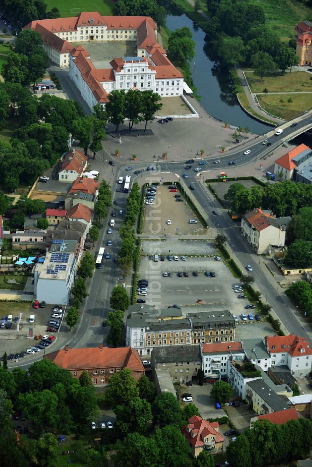 Luftaufnahme Oranienburg - Pkw- und Kraftfahrzeug- Parkplatz- Fläche in Oranienburg im Bundesland Brandenburg