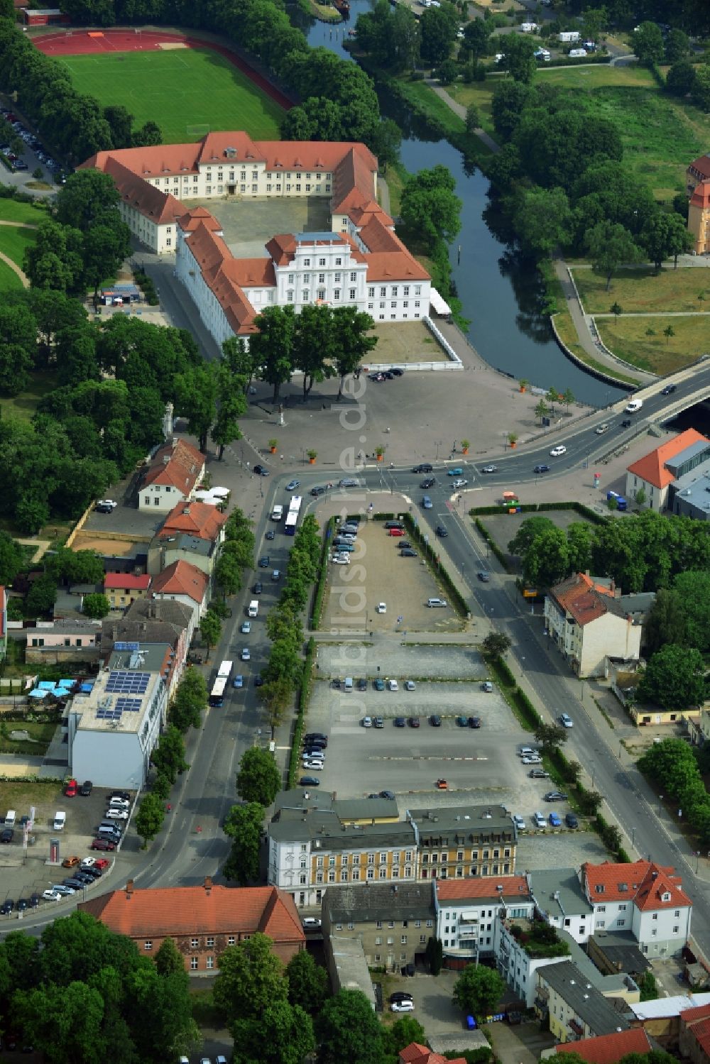 Oranienburg von oben - Pkw- und Kraftfahrzeug- Parkplatz- Fläche in Oranienburg im Bundesland Brandenburg