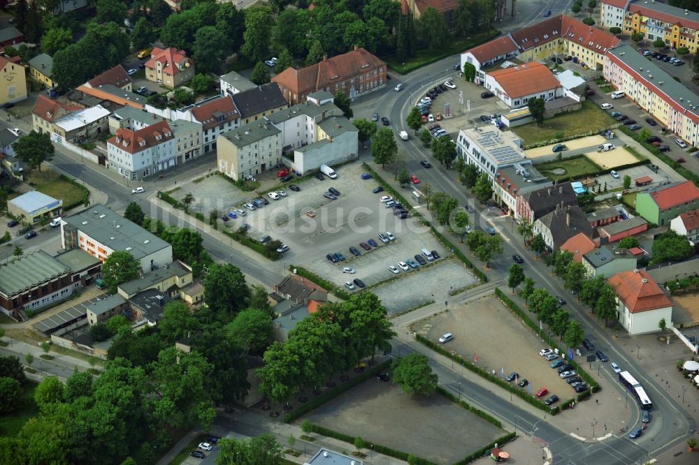 Luftaufnahme Oranienburg - Pkw- und Kraftfahrzeug- Parkplatz- Fläche in Oranienburg im Bundesland Brandenburg