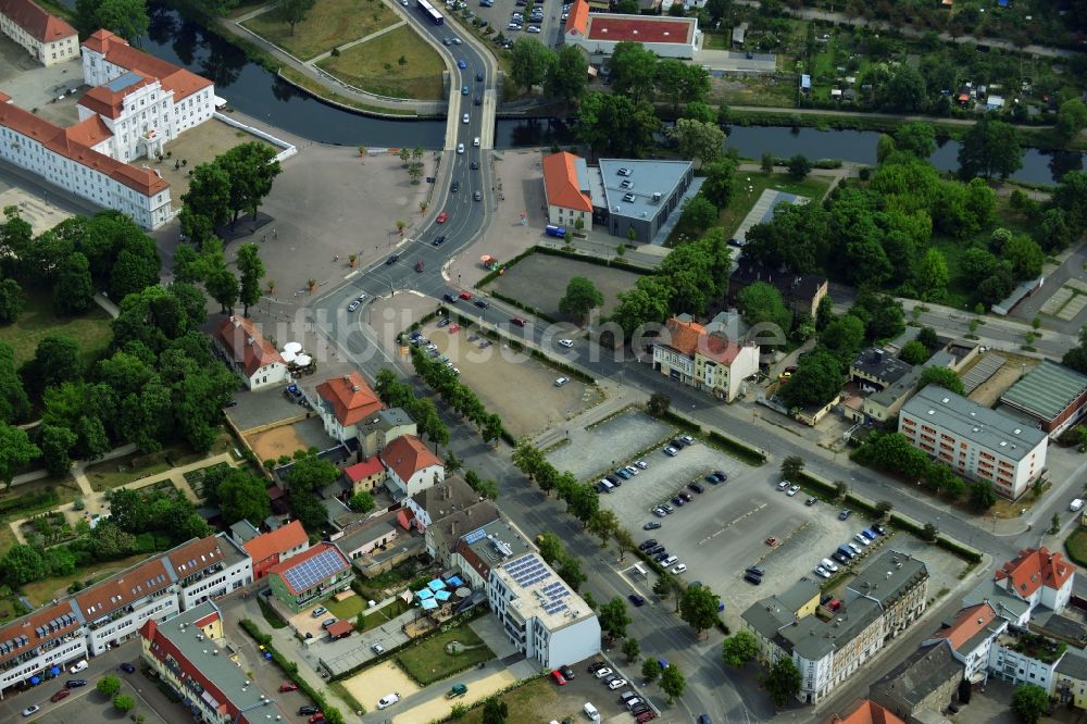 Oranienburg von oben - Pkw- und Kraftfahrzeug- Parkplatz- Fläche in Oranienburg im Bundesland Brandenburg