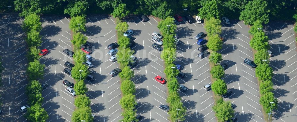 Luftbild Schwerin - Pkw- und Kraftfahrzeug- Parkplatz- Fläche in Schwerin im Bundesland Mecklenburg-Vorpommern