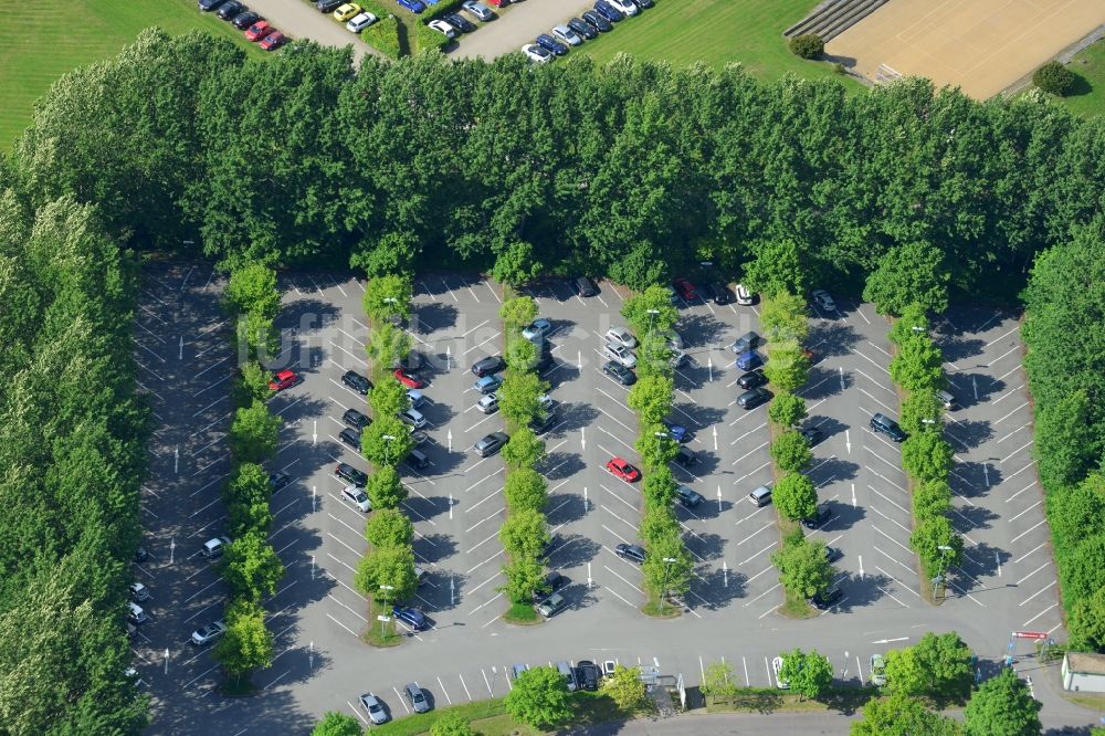 Luftaufnahme Schwerin - Pkw- und Kraftfahrzeug- Parkplatz- Fläche in Schwerin im Bundesland Mecklenburg-Vorpommern