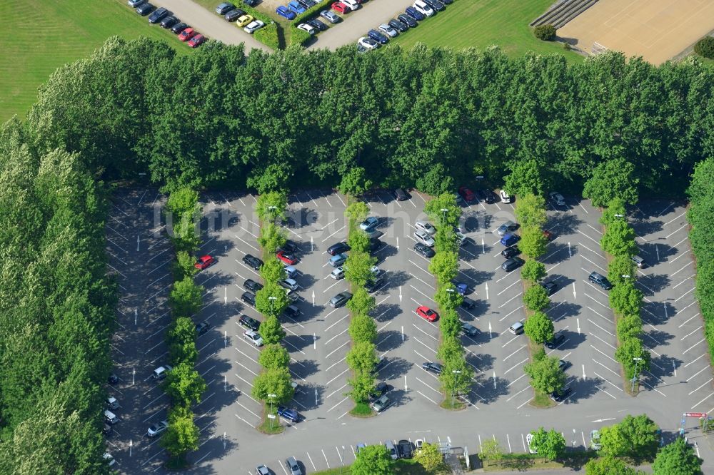 Schwerin von oben - Pkw- und Kraftfahrzeug- Parkplatz- Fläche in Schwerin im Bundesland Mecklenburg-Vorpommern