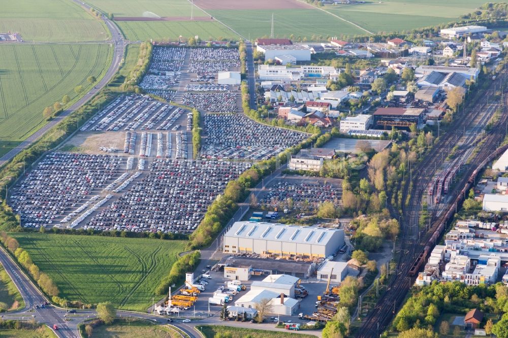 Riedstadt aus der Vogelperspektive: PKW-Parkflächen des Fahrzeughändlers ARS Altmann AG Automobillogistik - Niederlassung Riedstadt in Riedstadt im Bundesland Hessen, Deutschland