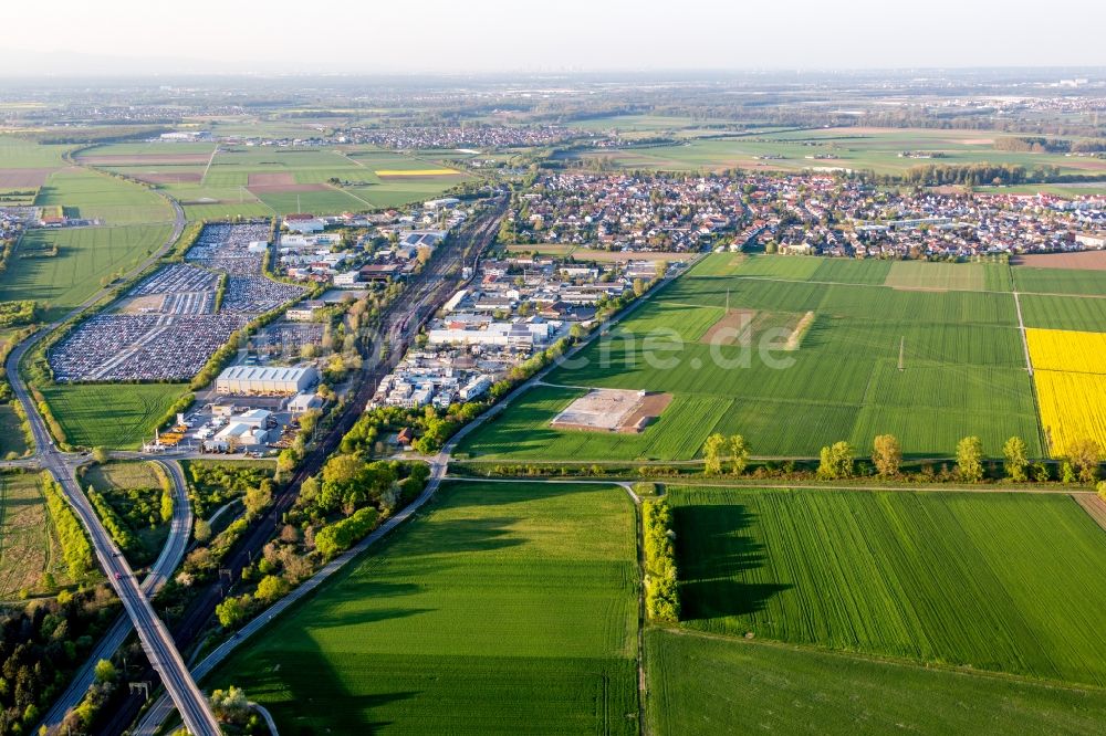 Luftaufnahme Riedstadt - PKW-Parkflächen des Fahrzeughändlers ARS Altmann AG Automobillogistik - Niederlassung Riedstadt in Riedstadt im Bundesland Hessen, Deutschland