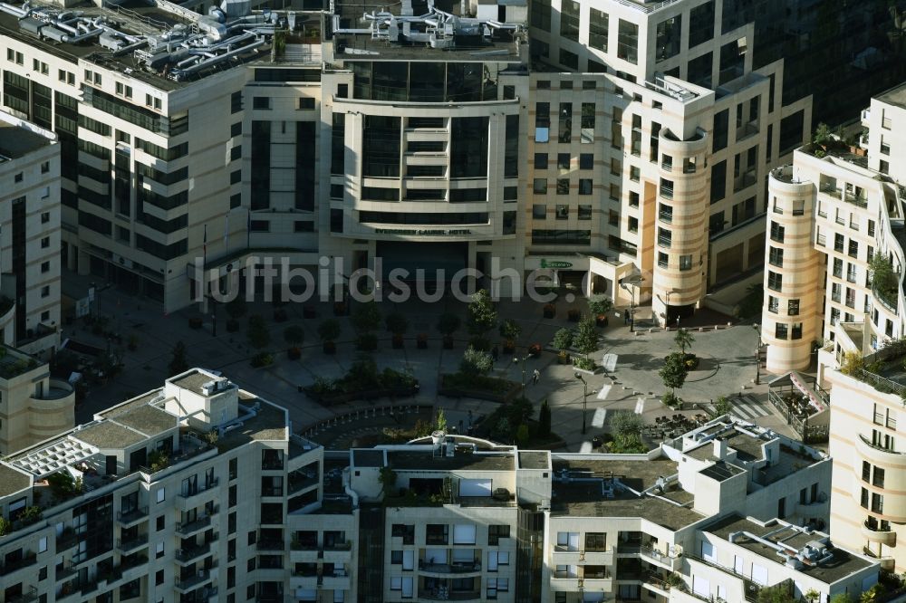 Luftaufnahme Levallois-Perret - Place Georges Pompidou im Innenstadt- Zentrum in Levallois-Perret in Ile-de-France, Frankreich