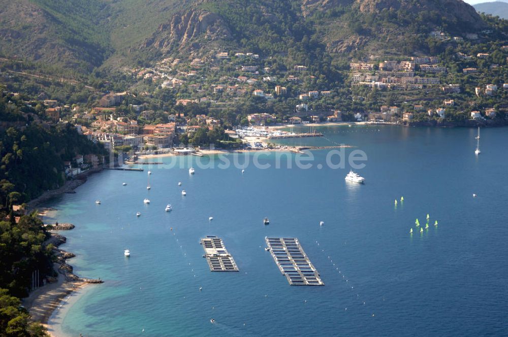 Luftbild Théole-sur-Mer - Plage de Pradeyrol / Strand Pradeyrol und der Hafen in Théole-sur-Mer