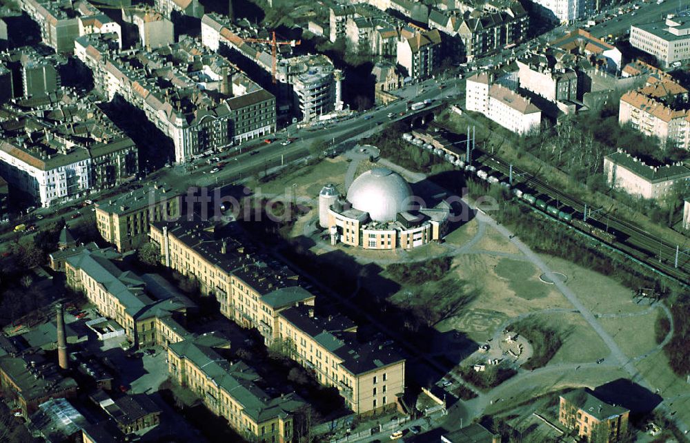 Berlin-Prenzlauer Berg aus der Vogelperspektive: Planetarium Berlin-Prenzlauer-Berg (am Thälmannpark).