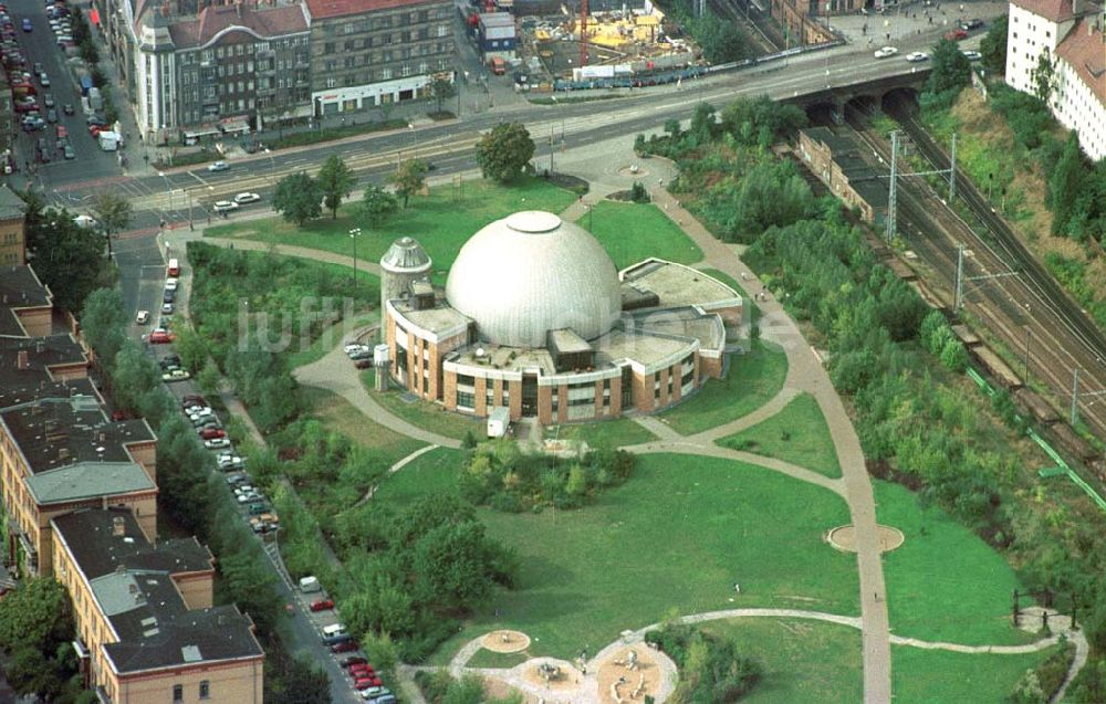 Berlin-Prenzlauer Berg aus der Vogelperspektive: Planetarium Berlin-Prenzlauer-Berg (am Thälmannpark).