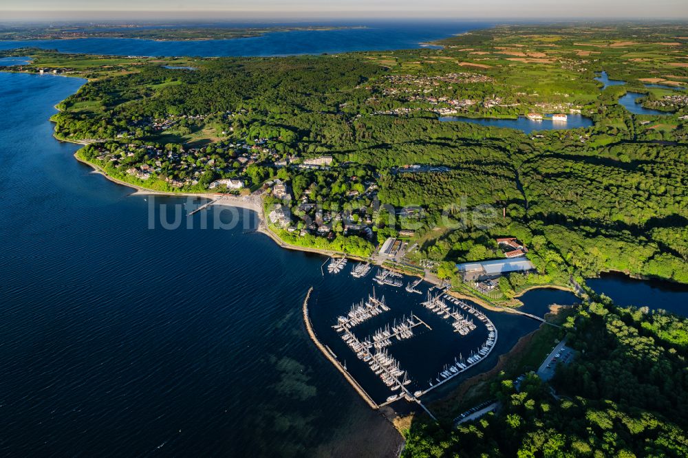 Luftbild Glücksburg - Planetarium und Yachthafen mit Bootsliegeplätzen am Uferbereich der Flensburger Förde in Glücksburg in Schleswig-Holstein, Deutschland