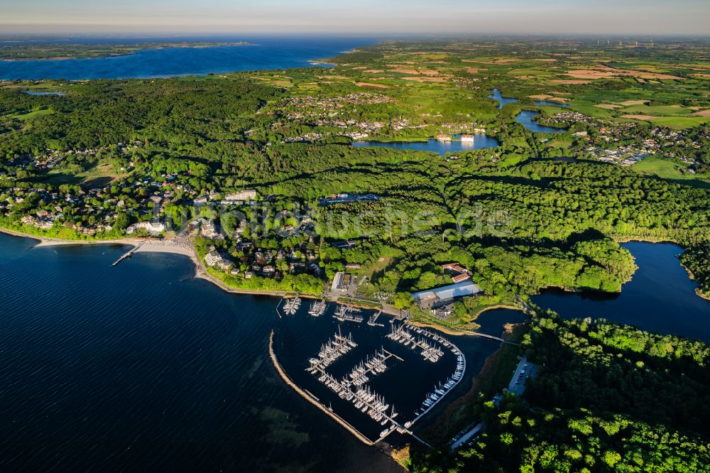 Luftaufnahme Glücksburg - Planetarium und Yachthafen mit Bootsliegeplätzen am Uferbereich der Flensburger Förde in Glücksburg in Schleswig-Holstein, Deutschland