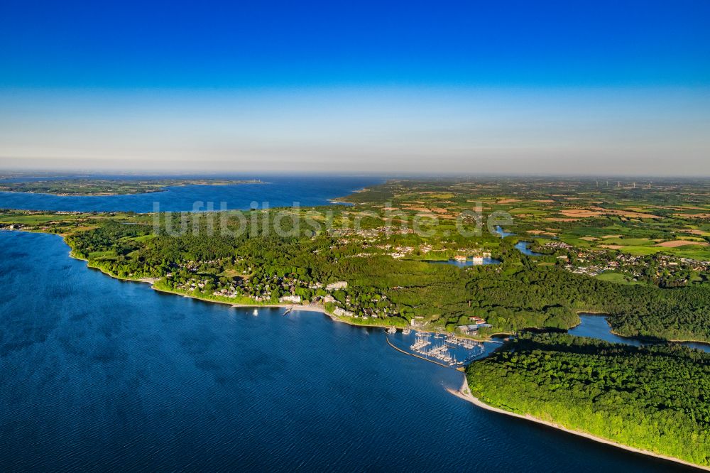 Glücksburg von oben - Planetarium und Yachthafen mit Bootsliegeplätzen am Uferbereich der Flensburger Förde in Glücksburg in Schleswig-Holstein, Deutschland