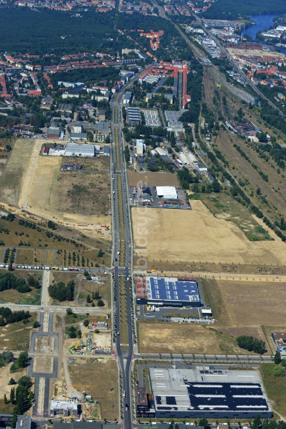 Berlin aus der Vogelperspektive: Planfläche zur Erweiterung des Europapark im Gewerbegebiet auf dem Gelände des ehemaligen Flugplatz Johannisthal am Groß-Berliner Damm in Berlin