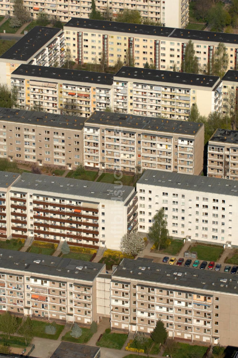 Magdeburg von oben - Plattenbau in der Hans-Grade-Straße in Magdeburg Olvenstedt