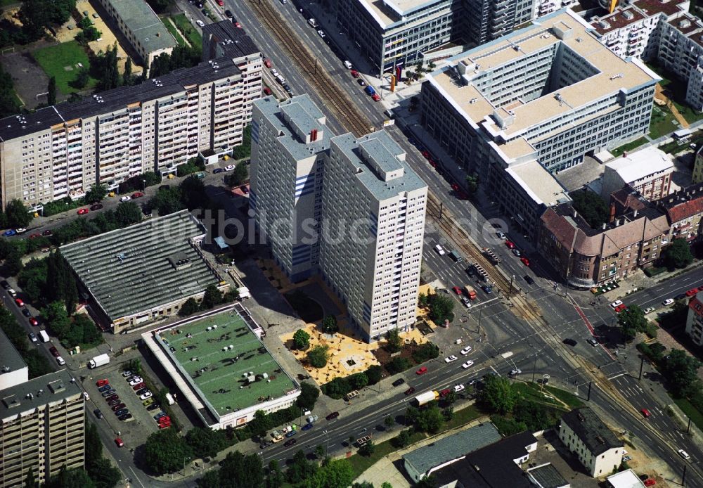 Luftbild Berlin Lichtenberg - Plattenbau - Hochhaus an der Kreuzung Strorkower Straße Ecke Möllendorffstraße in Berlin - Lichtenberg