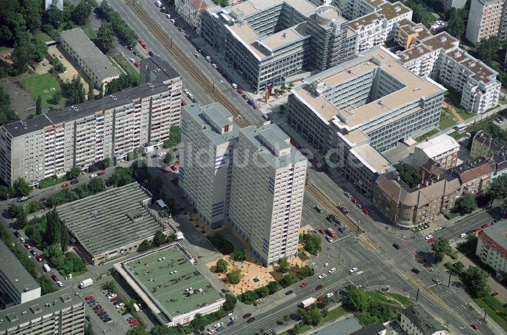 Luftaufnahme Berlin Lichtenberg - Plattenbau - Hochhaus an der Kreuzung Strorkower Straße Ecke Möllendorffstraße in Berlin - Lichtenberg