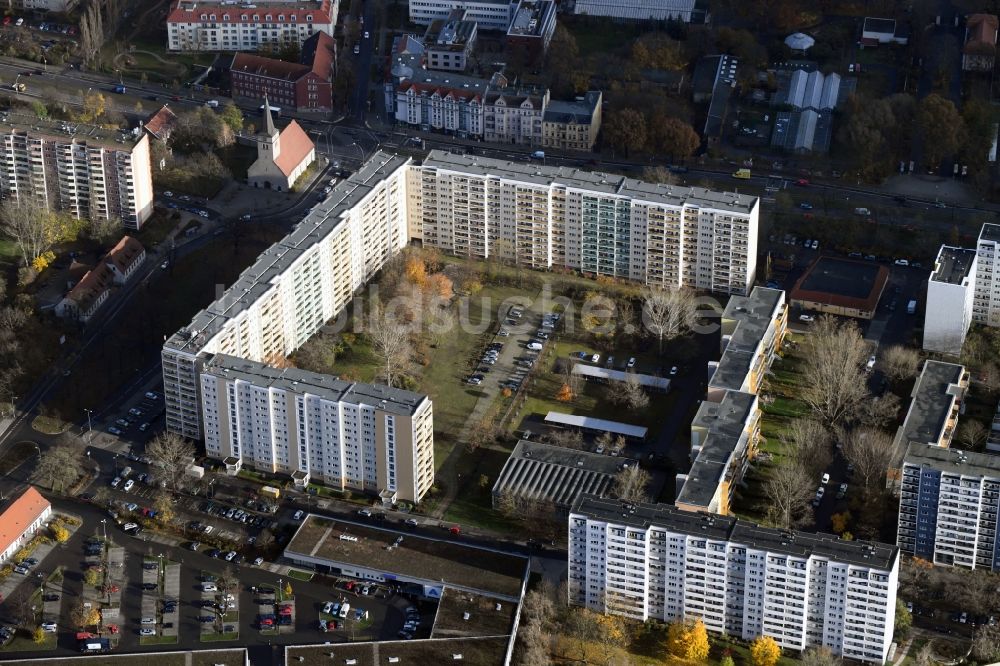 Berlin aus der Vogelperspektive: Plattenbau- Hochhaus- Wohnsiedlung Alfred-Kowalke-Straße - Franz-Mett-Straße im Ortsteil Lichtenberg in Berlin, Deutschland