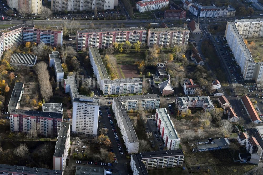 Berlin von oben - Plattenbau- Hochhaus- Wohnsiedlung Alfred-Kowalke-Straße - Massower Straße - Kurze Straße im Ortsteil Lichtenberg in Berlin, Deutschland