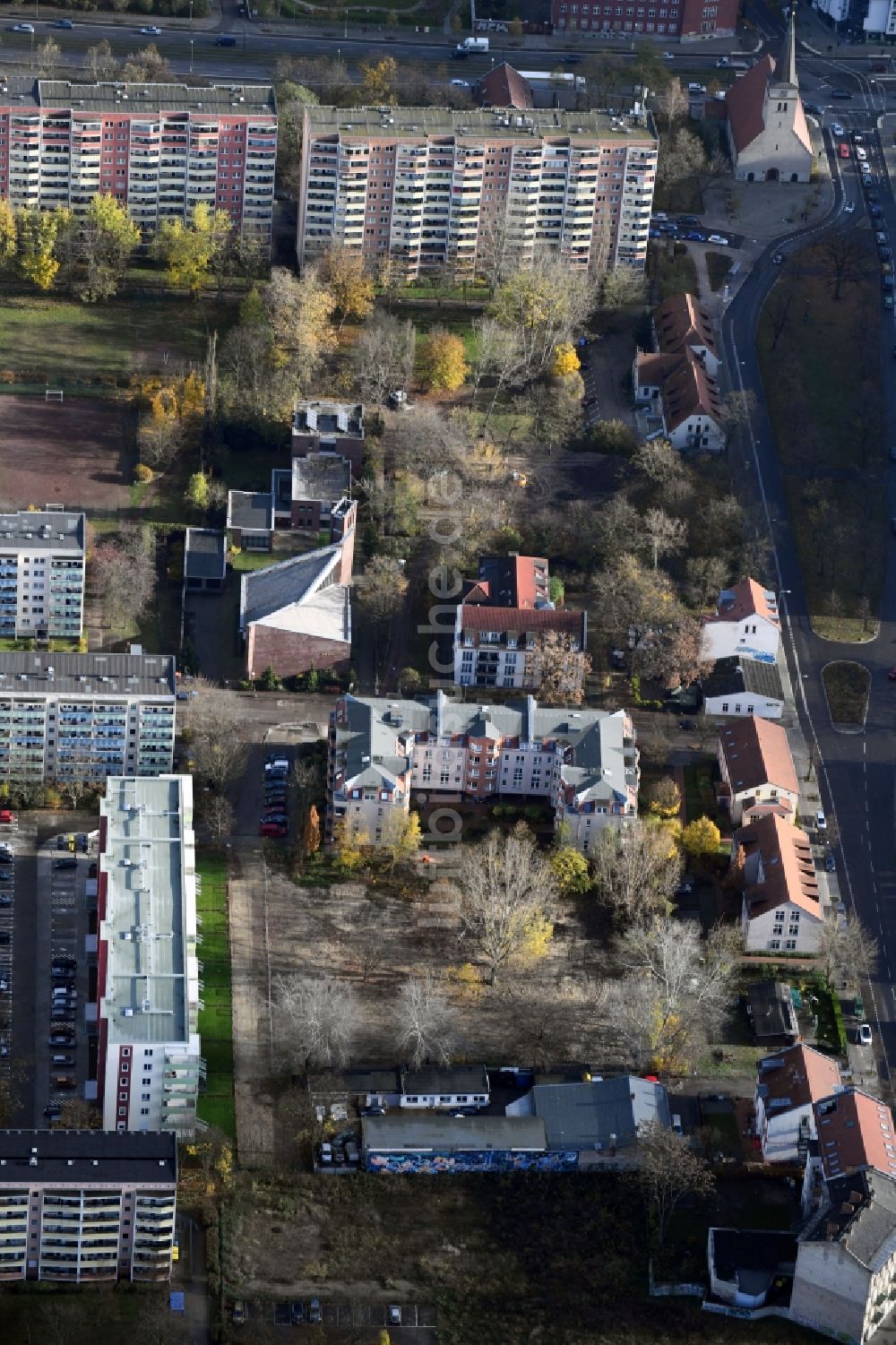 Luftaufnahme Berlin - Plattenbau- Hochhaus- Wohnsiedlung Alfred-Kowalke-Straße - Massower Straße - Kurze Straße im Ortsteil Lichtenberg in Berlin, Deutschland