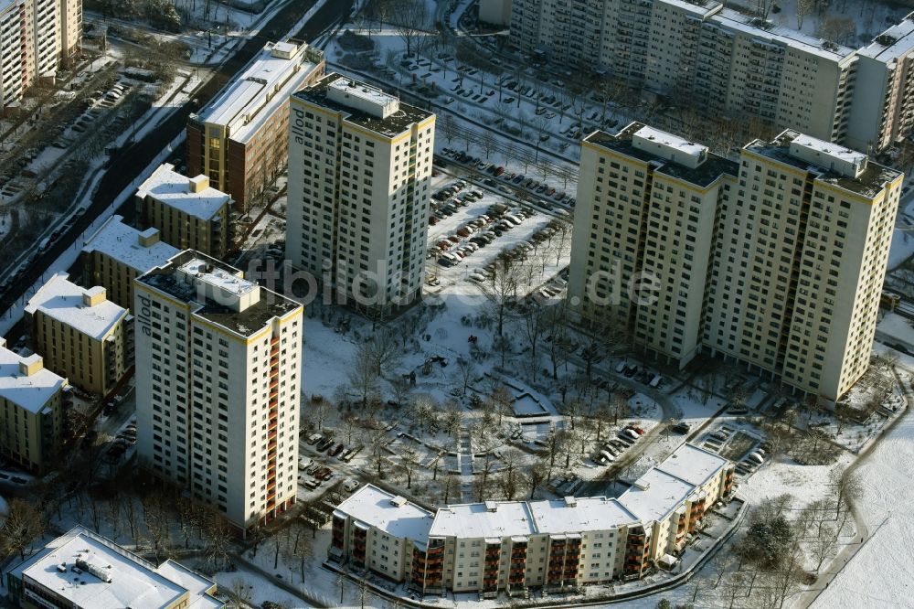 Berlin von oben - Plattenbau- Hochhaus- Wohnsiedlung der allod GmbH & Co. KG in Berlin