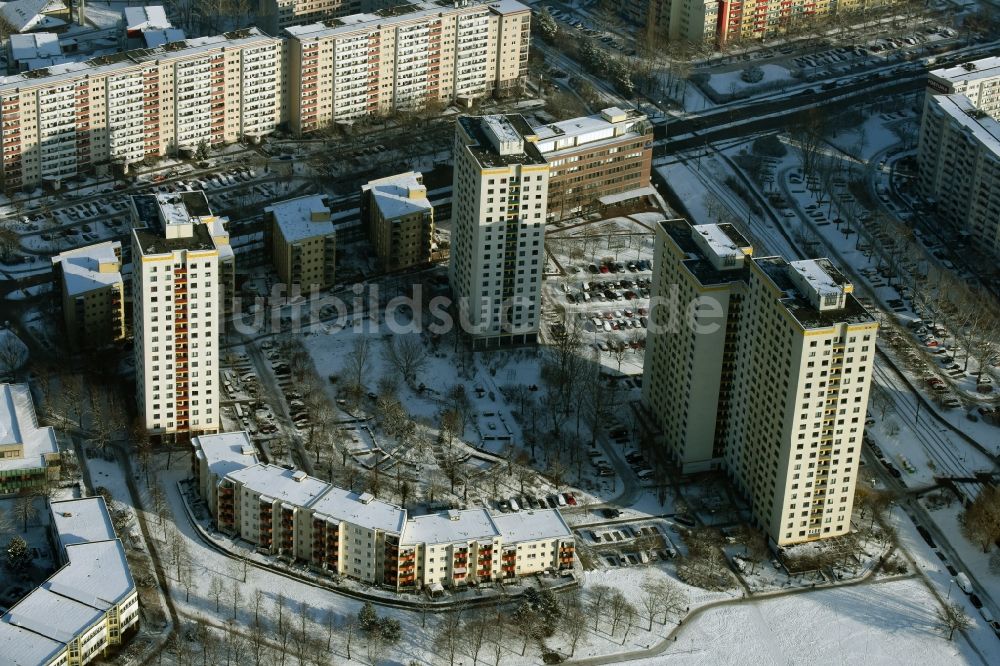 Berlin aus der Vogelperspektive: Plattenbau- Hochhaus- Wohnsiedlung der allod GmbH & Co. KG in Berlin