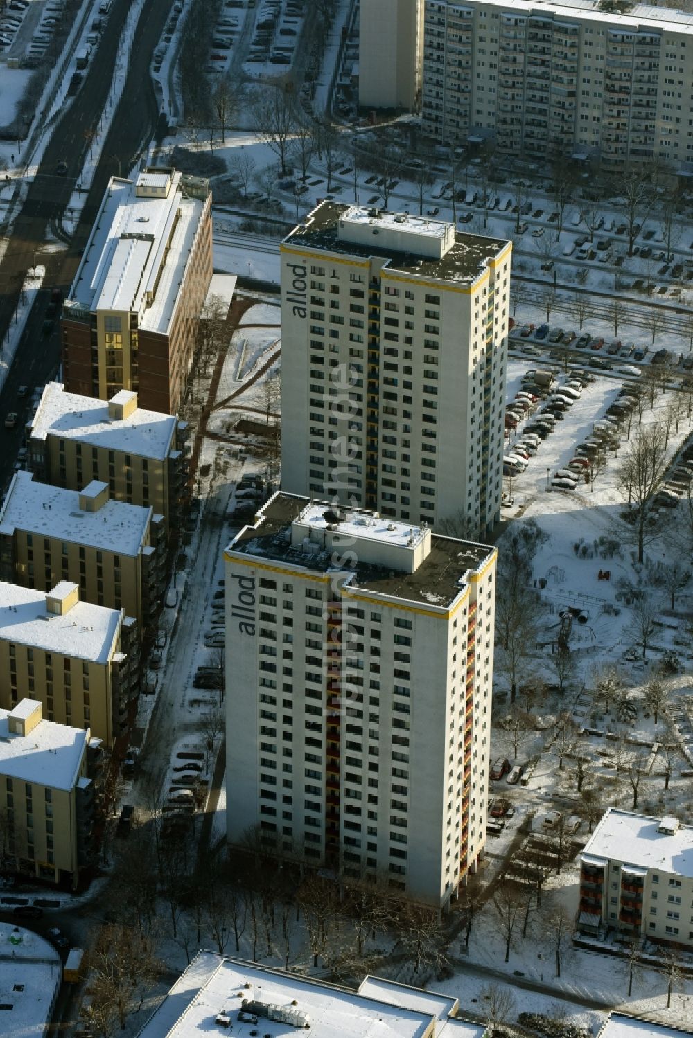 Luftaufnahme Berlin - Plattenbau- Hochhaus- Wohnsiedlung der allod GmbH & Co. KG in Berlin