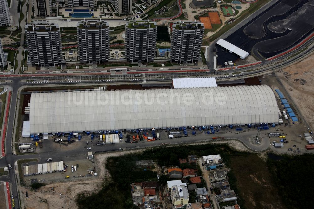 Rio de Janeiro aus der Vogelperspektive: Plattenbau- Hochhaus- Wohnsiedlung als Olympisches Dorf zur Unterkunft der Athleten vor den Sommerspielen der Spiele der XXXI. Olympiade in Rio de Janeiro in Rio de Janeiro, Brasilien