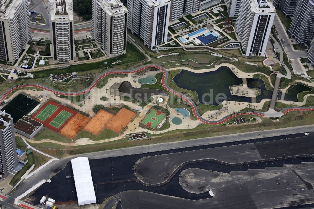 Luftaufnahme Rio de Janeiro - Plattenbau- Hochhaus- Wohnsiedlung als Olympisches Dorf zur Unterkunft der Athleten vor den Sommerspielen der Spiele der XXXI. Olympiade in Rio de Janeiro in Rio de Janeiro, Brasilien