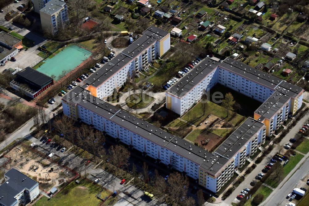 Berlin aus der Vogelperspektive: Plattenbau- Hochhaus- Wohnsiedlung Alte Hellersdorfer Straße im Ortsteil Hellersdorf in Berlin