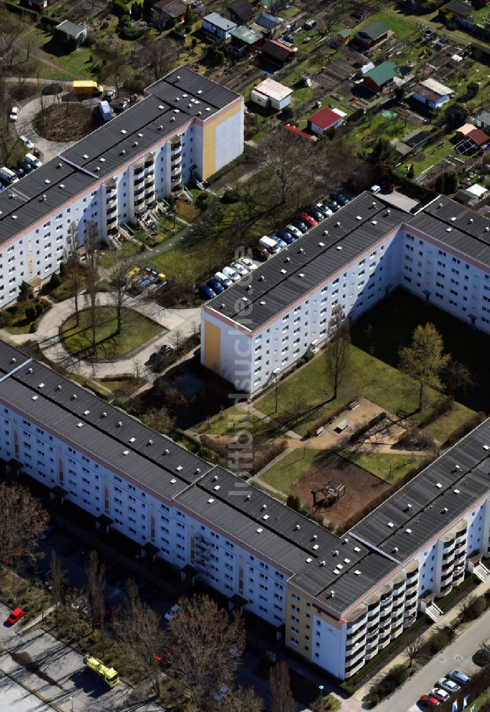 Luftbild Berlin - Plattenbau- Hochhaus- Wohnsiedlung Alte Hellersdorfer Straße im Ortsteil Hellersdorf in Berlin