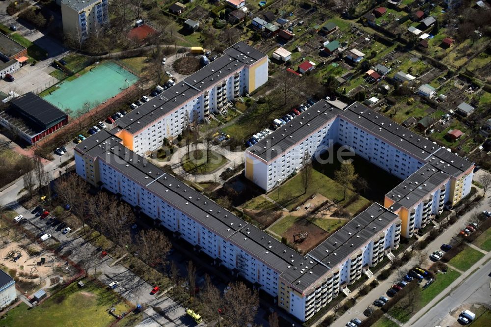 Luftaufnahme Berlin - Plattenbau- Hochhaus- Wohnsiedlung Alte Hellersdorfer Straße im Ortsteil Hellersdorf in Berlin