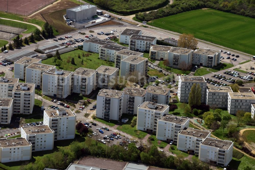 Luftaufnahme Auxerre - Plattenbau- Hochhaus- Wohnsiedlung in Auxerre in Bourgogne Franche-Comté, Frankreich